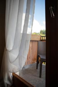 Vodo CadoreAl Capriolo的门廊的景色,配有椅子和窗帘