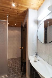 沃卡蒂Vuokatti Weekend Studio的一间带水槽和镜子的浴室