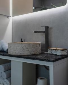 蒂瓦特Casa di Lukovic的一间带水槽和台面的浴室