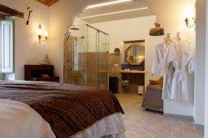 BáscaraCasa bascara的一间卧室设有一张床和一个玻璃淋浴间
