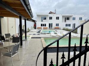 百乐费利克斯Thermal Family Resort的一个带游泳池的别墅的阳台