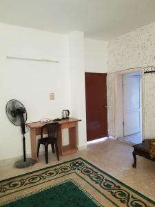 杰拉什Abuawad Rental的客房设有书桌和带风扇的桌子。