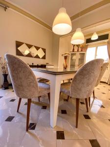 开罗Feel like home Luxury Apartment in family house的一间配备有白色桌椅的用餐室