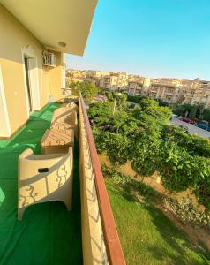 开罗Feel like home Luxury Apartment in family house的阳台设有长椅,享有城市美景。