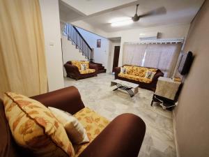 梳邦再也USJ Subang Jaya Sunway Paradise Home Staycation-PH1346的客厅配有两张沙发和一台电视机