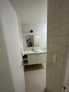 塔曼达雷Carneiros Tamandare Apart Hotel Marinas的白色的浴室设有水槽和镜子