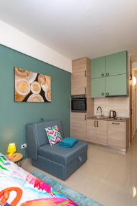 巴尔Sea&Center Lux的一间带沙发的卧室和一间带水槽的厨房