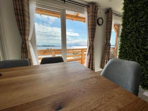 德拉格Mobile Home d-view - panoramic seaview - 150 m from beach Porat, Drage的餐桌、椅子和大窗户