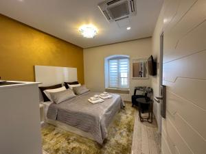 斯普利特B&B Skyfall的一间小卧室,配有床和窗户
