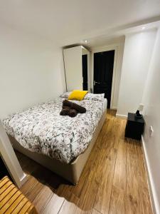 伦敦Exclusive Private One Bedroom Suite的一间卧室配有一张带黄色枕头和镜子的床