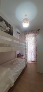 滨海弗兰卡维拉Casa Tucano - Suite apartment的一间卧室配有一张双层床和吊灯。