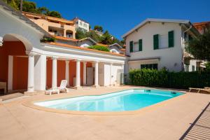罗克布吕讷-卡普马丹CAP SOLEIL - Splendide 2 pièces - PISCINE - PARKING - Proche Monaco的房屋前的游泳池