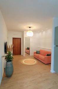 滨海弗兰卡维拉Casa Tucano - Suite apartment的客厅配有沙发和桌子