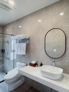宜兰市沐筑民宿的一间带水槽、卫生间和镜子的浴室