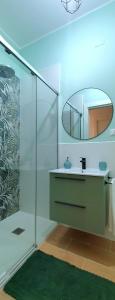 滨海弗兰卡维拉Casa Tucano - Suite apartment的一间带水槽和镜子的浴室