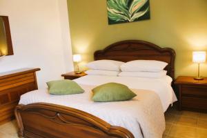 皮蒂利亚诺Casa Luisa的一间卧室配有一张大床和两个绿色枕头