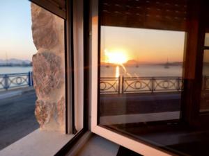 KámposAnemomylos House的从窗口欣赏日落美景