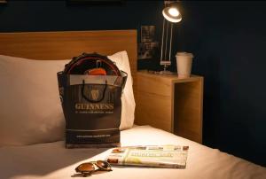 都柏林凯尔特旅馆客栈餐厅和酒吧的藏在床上的袋子,带一本书