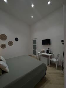 巴里La Esperanza De Santa Rita的一间卧室配有一张床、一张书桌和一台电视