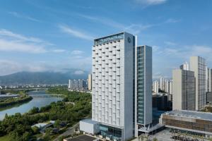 台州台州喜来登酒店的一条高大的白色建筑物,毗邻一条河流