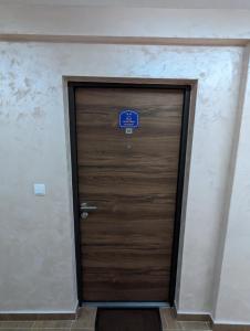 OstrovoSilver Jordan的一间有标志的房间的门