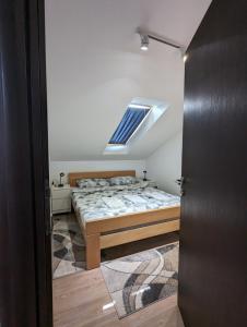 OstrovoSilver Jordan的一间卧室配有一张床和天窗
