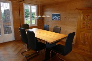 BergFamily Landhaus Birwinken的一间带木桌和椅子的用餐室