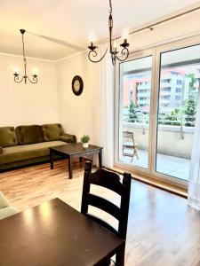 波兹南普瑞兹莱库公寓的客厅配有沙发和桌子