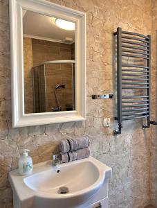 内克瑟Apartamenty Golf Dyndeby的浴室设有白色水槽和镜子