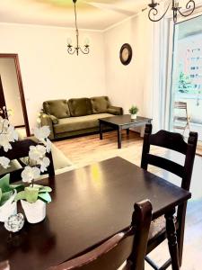 波兹南普瑞兹莱库公寓的客厅配有桌子和沙发
