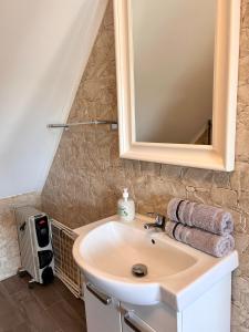 内克瑟Apartamenty Golf Dyndeby的一间带水槽和镜子的浴室