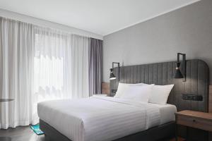 埃森Residence Inn by Marriott Essen City的一间卧室设有一张大床和一个大窗户