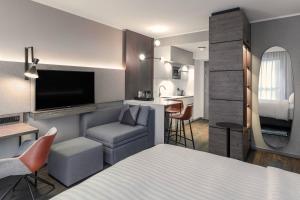 埃森Residence Inn by Marriott Essen City的酒店客房带一张床和一个厨房