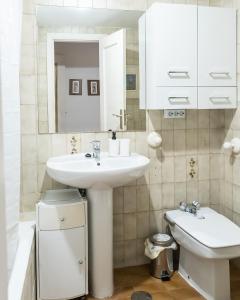 潘普洛纳Cómodo y funcional apartamento en Iturrama的白色的浴室设有水槽和卫生间。
