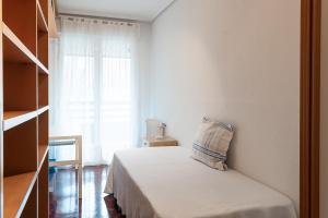 潘普洛纳Cómodo y funcional apartamento en Iturrama的一间卧室配有一张带枕头的床