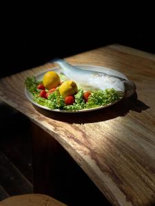 RrogozhinëPosh Villas的木桌上的一盘蔬菜