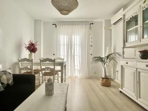 隆达Apartamento Ronda Centro的客厅配有沙发和桌子