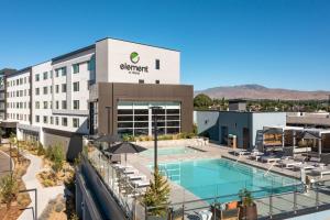 里诺Element Reno Experience District的享有酒店空中美景,设有游泳池