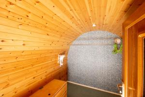 BryngwynTy Grug Pods的一间设有木镶板天花板的桑拿浴室