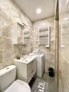 苏普拉希尔Apartament Centrum的浴室配有白色卫生间和盥洗盆。