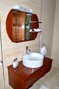 库申多尔库伦特拉别墅酒店的一间带水槽和镜子的浴室