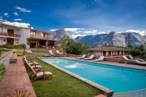 CocachimbaGocta Andes Lodge的一个带椅子和山脉的度假游泳池