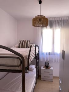 迈阿密普拉特亚Evasion的一间卧室设有两张双层床和一扇窗户。