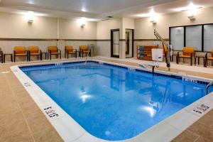 卡罗尔顿卡罗尔顿万豪万怡酒店的在酒店房间的一个大型游泳池