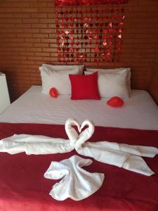 圣安娜杜里亚舒Pousada Central的床上用毛巾制成的两天鹅