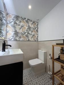 马拉加Emilysuites - Malaga Centro Historico的浴室配有白色水槽和卫生间。