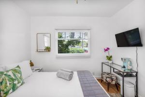 圣巴巴拉Cactus Room - Private Entrance的白色的客房配有床和电视。