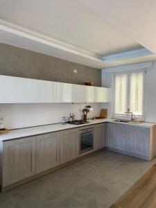 贝拉诺ORO, 8的一间设有白色橱柜和窗户的大厨房