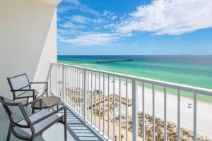 巴拿马城海滩SpringHill Suites by Marriott Panama City Beach Beachfront的一个带两把椅子的阳台和海滩