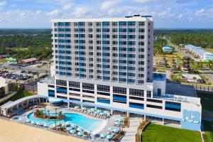 巴拿马城海滩SpringHill Suites by Marriott Panama City Beach Beachfront的享有酒店空中美景,设有游泳池